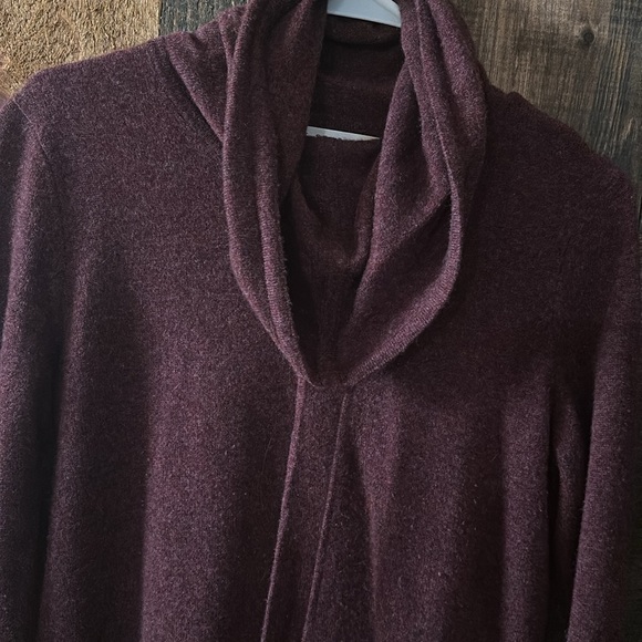 Cashmere sweater with thumb holes - Picture 5 of 10